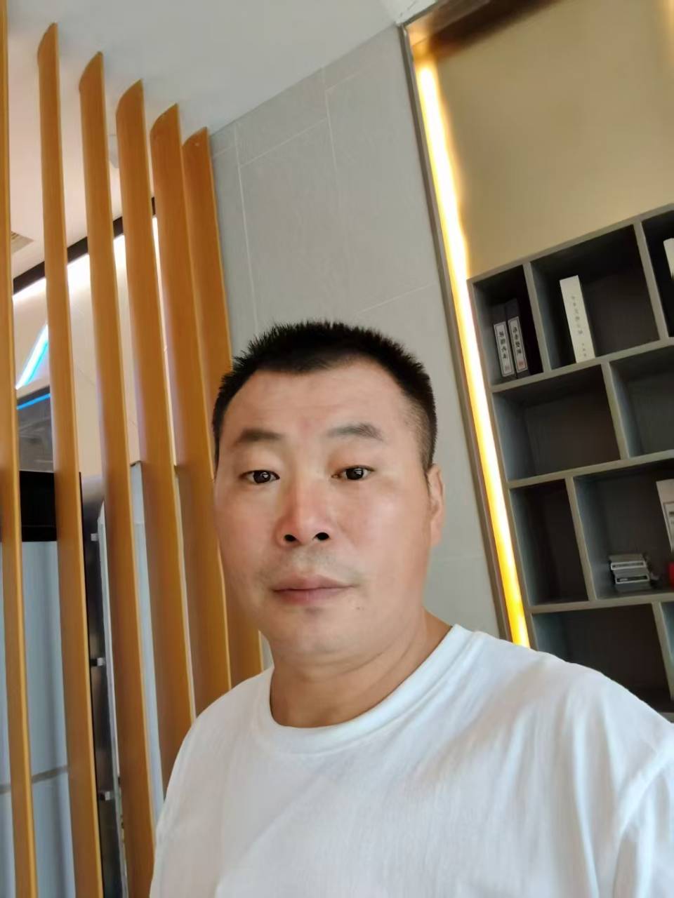 魏鸿站